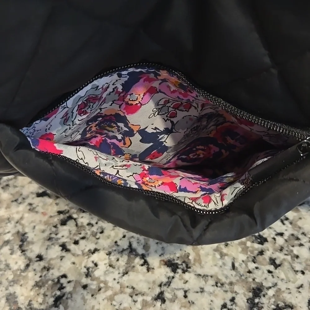 VERA BRADLEY ULTRALIGHT QUILTED HIPSTER CROSSBODY BAG IN BLACK.